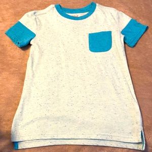 Boys short sleeve xs 4/5. It’s turquoise.